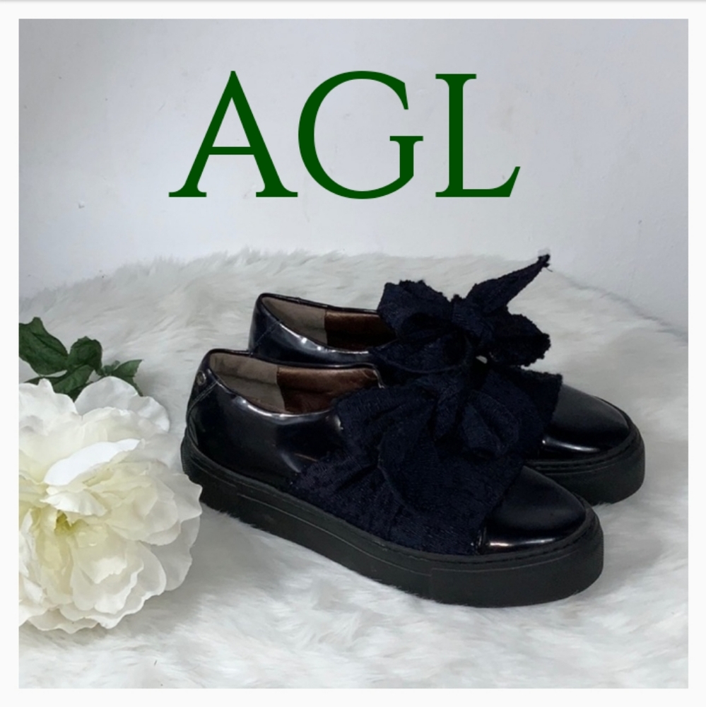 AGL SLIP ON’S